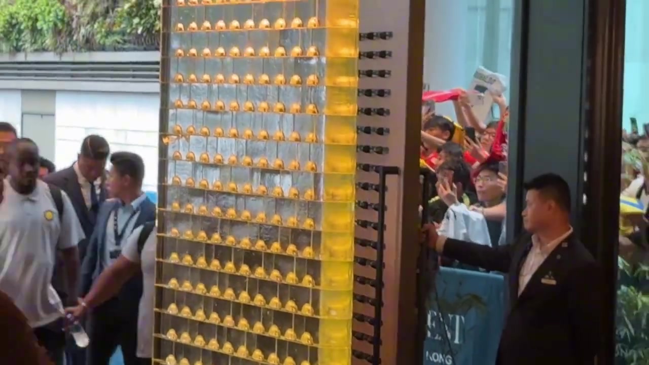 游戏规则模拟器-人气火爆！C罗抵达中国香港下榻酒店，酒店内外挤满了球迷