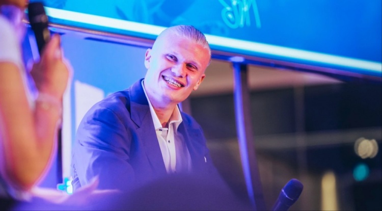 游戏规则模拟器-哈兰德参加“曼城在社区”的慈善项目，助力推广更健康的生活方式